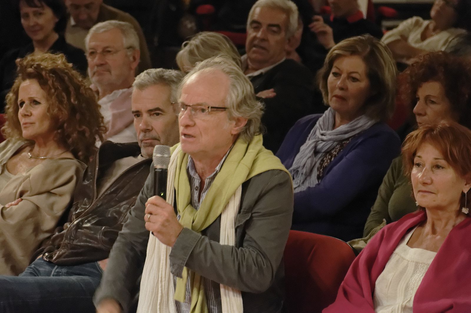 Le public aussi pose des questions. Ici, le poète et romancier Didier Pobel venu de Grenoble pour assister aux Vendanges. Photo Philippe Cadu