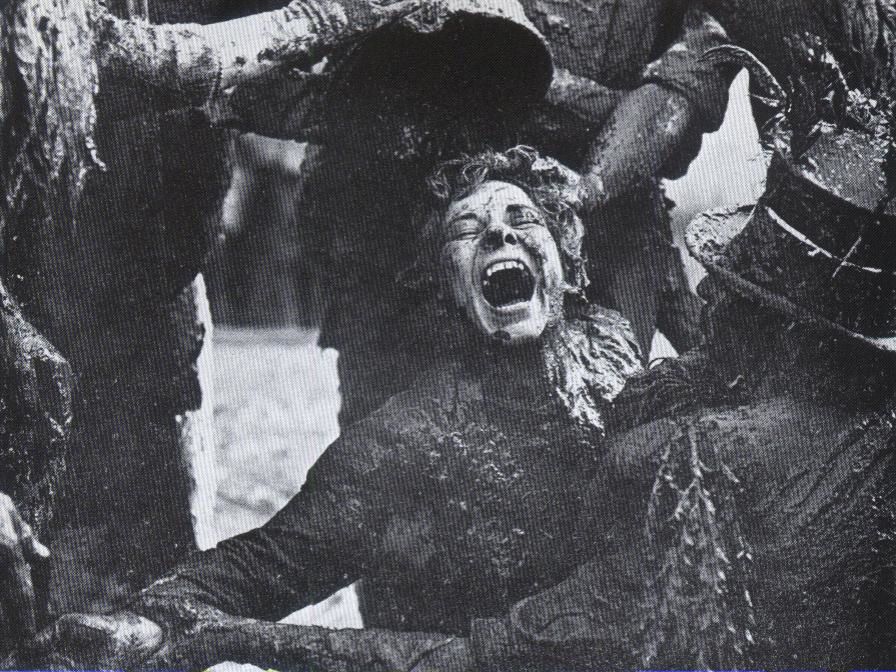 Une jeune femme subit l’épreuve des Pailhasses à Cournonterral. (Photo Charles Camberoque)