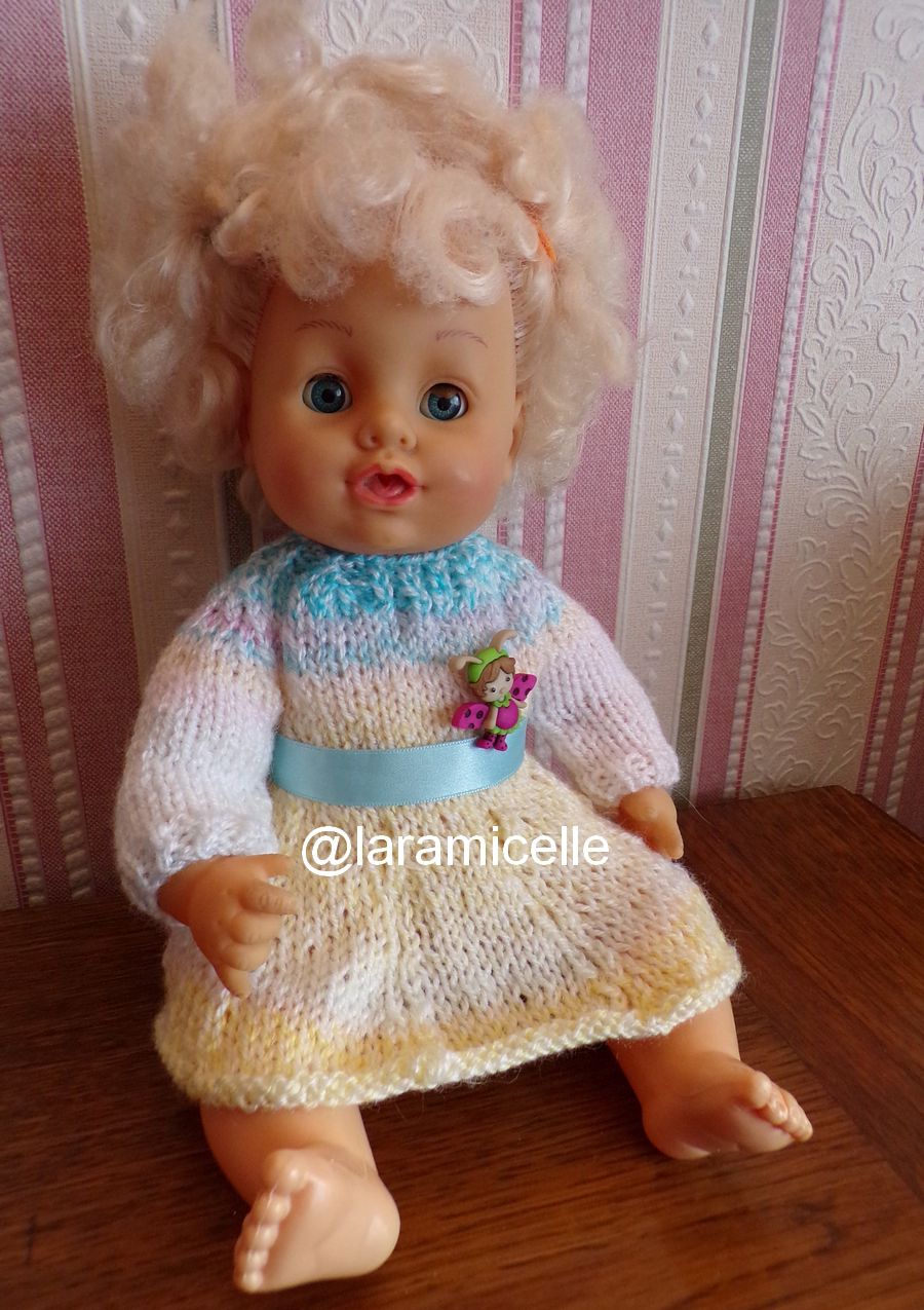 tuto gratuit poupée : robe facile à tricoter - Chez Laramicelle