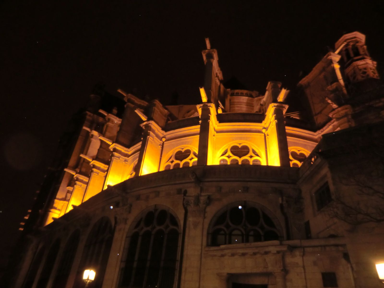 En sortant, l'église Saint-Eustache illuminée