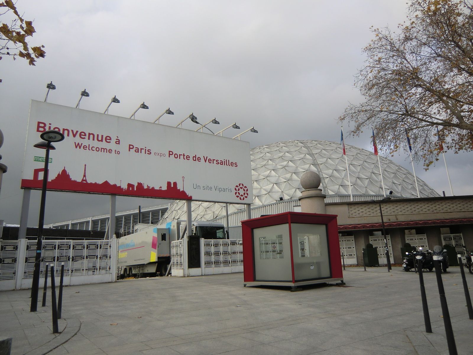 L'entrée des Salons et le toit du Palais des Sports en forme de dôme. 
