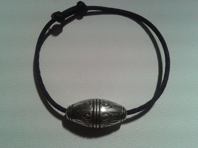 Bracelet noir avec une grosse perle style 