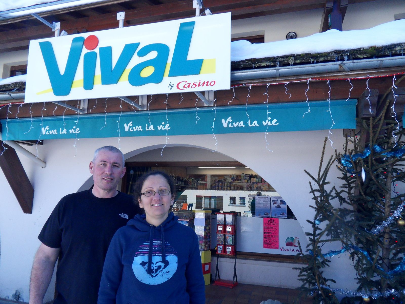 Philippe et Nora MOLIN gérant de la supérette VIVAL à Crest-Voland ont voulu par leur don apporté une pierre au noble projet qu'est le Mémorial National des Vétérans des Essais Nucléaires. Qu'ils en soient remerciés.
