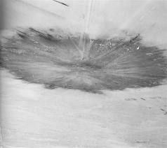 Point Zéro: Le cratère de la Bombe Atomique Gerboise Bleue: Le cratère de Gerboise bleue et les " restes " de la tour de test Le sable du désert a été vitrifié en une matière noire.