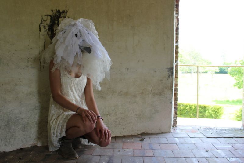 Il s'agit d'un oiseaux blanc à corps d'humain; le masque à été réalisé a base de tissus, carton papier aluminium pour le mec et de deux gros boutons pour les yeux.