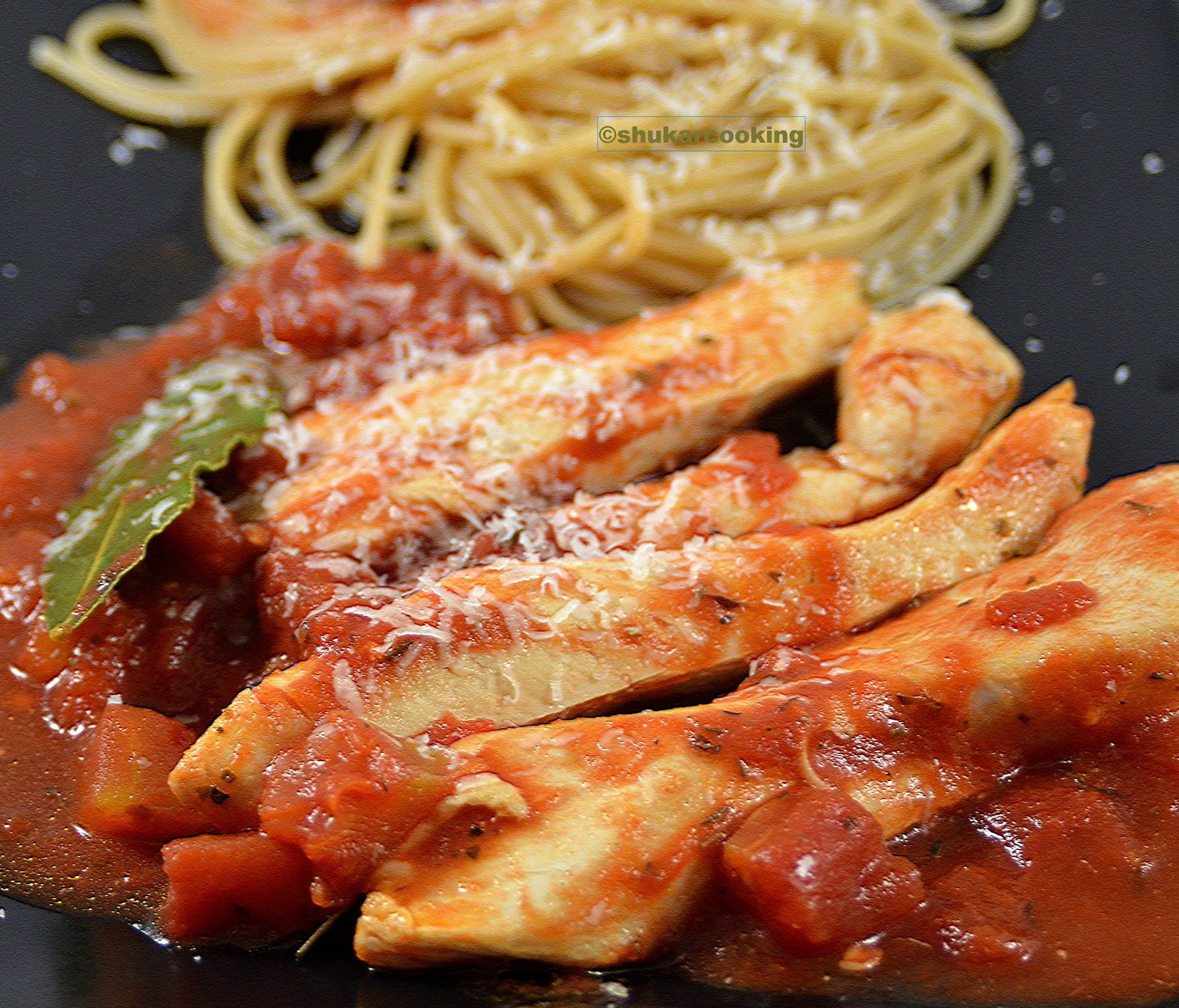 Poulet à la sauce tomate aux lauriers Shukar Cooking