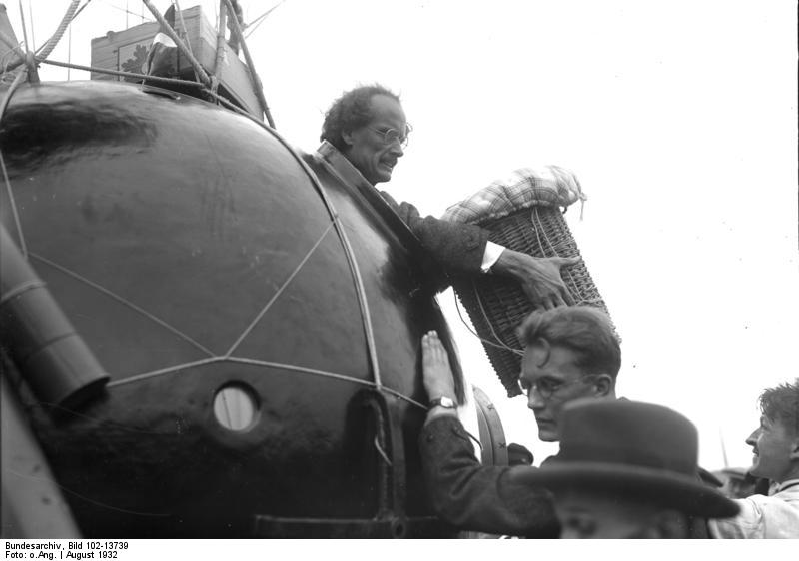 En haut : Préparations d'un vol stratosphérique en 1932 - source Bundesarchiv. Bild 102.1373g - En bas : Auguste Piccard et Paul Kipfer avec leur casque en osier - source internet