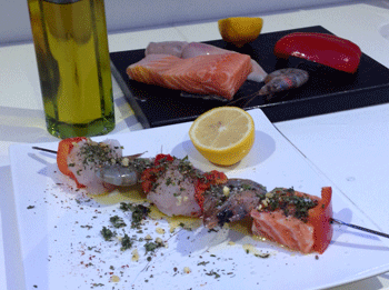 brochettes de Lotte, saumon et gambas à la plancha - Quotidiet