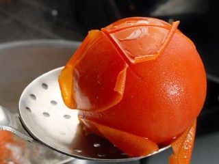 Enlever la peau des tomates