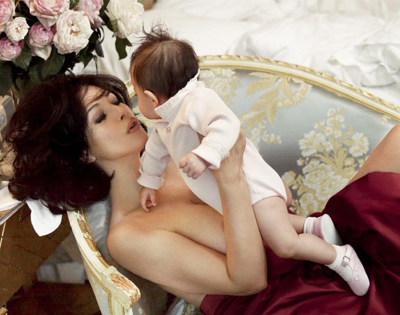 Monica Bellucci in versione mamma.