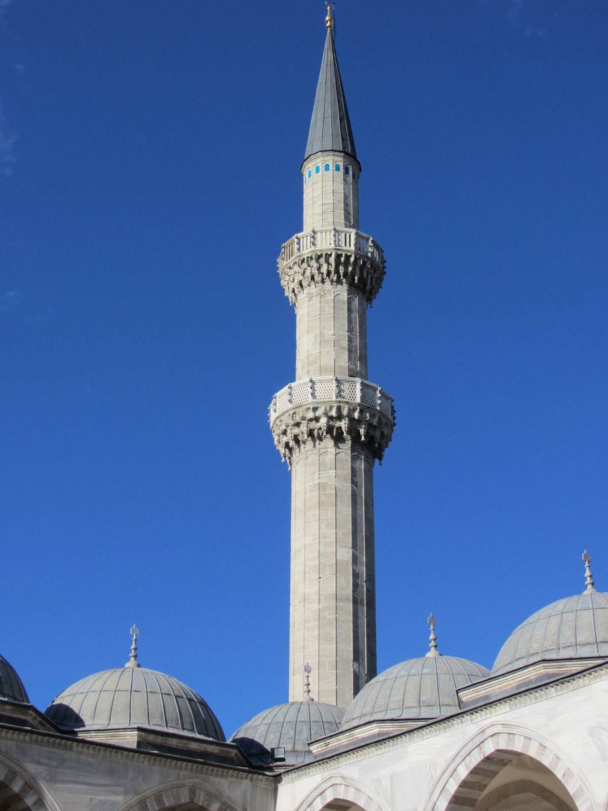 Un des cinq minarets de la mosquée bleue d'Istanbul. 