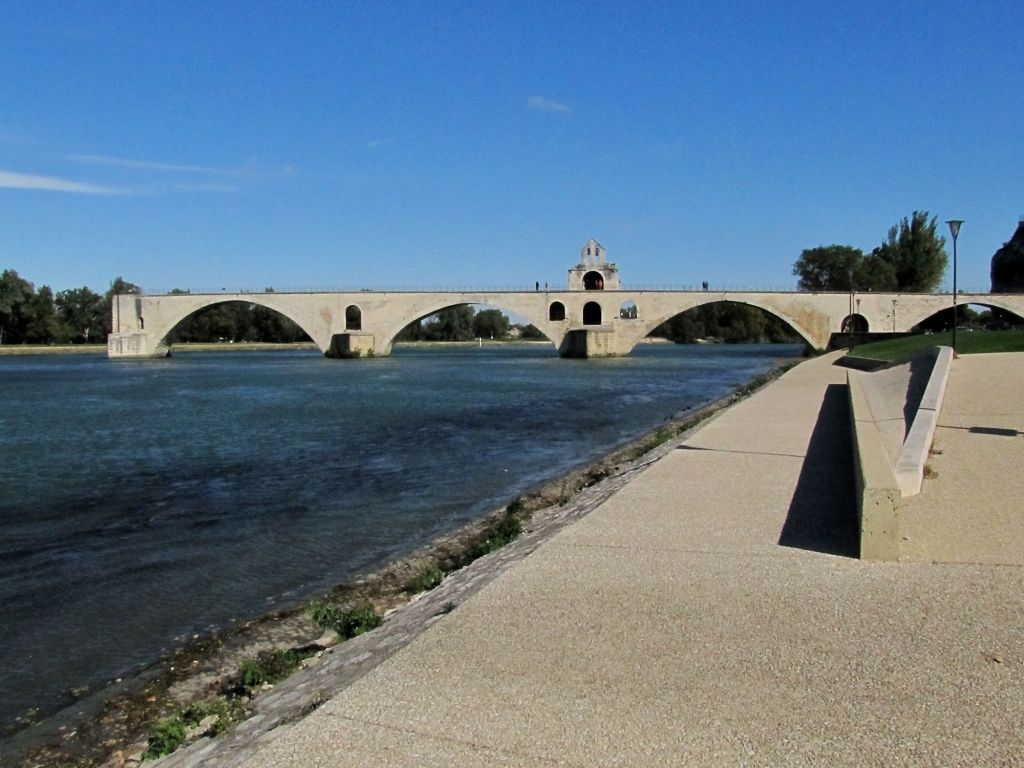 Il suffit de passer le pont, c'est tout de suite l'aventure...