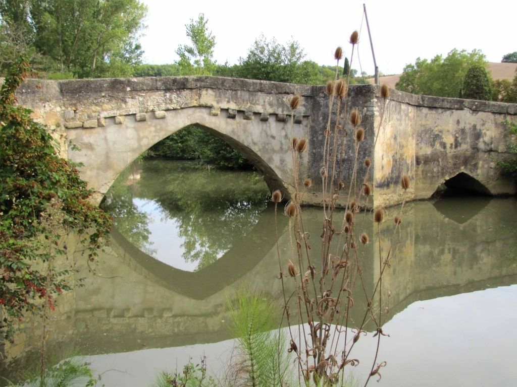 Il suffit de passer le pont, c'est tout de suite l'aventure...