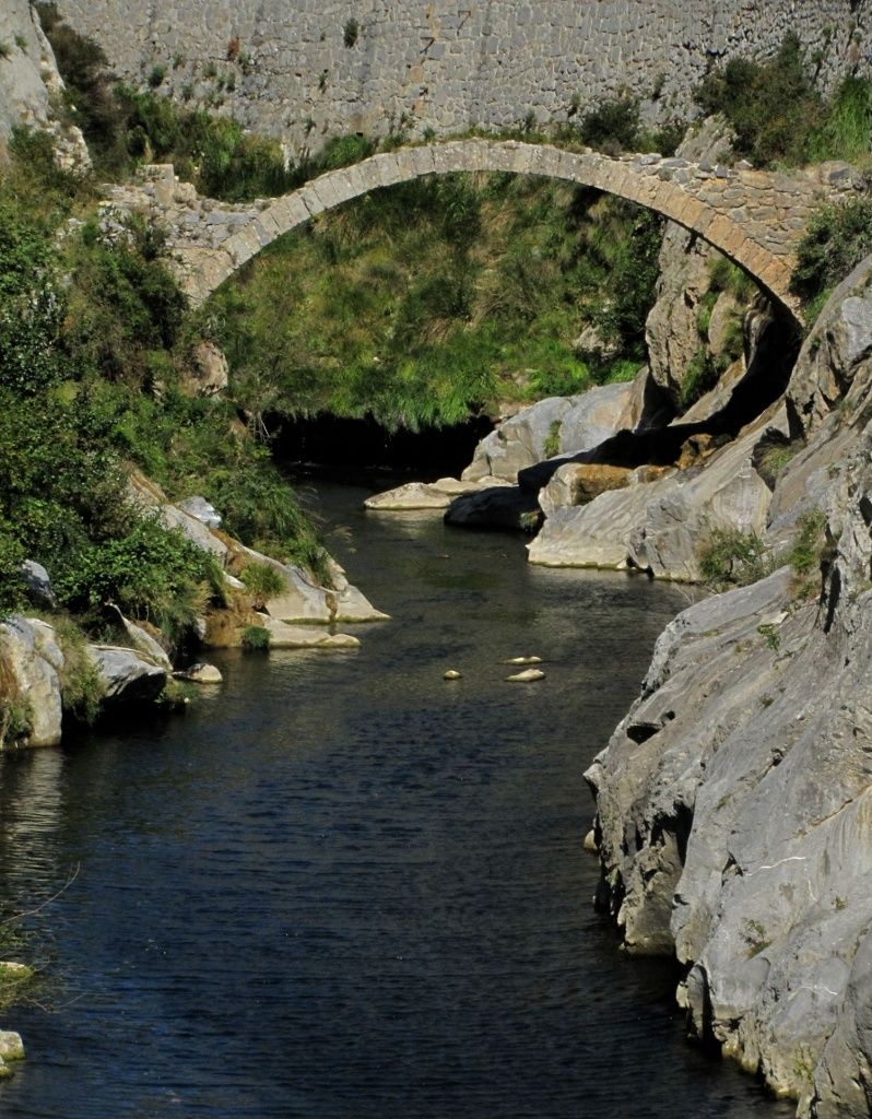 Il suffit de passer le pont, c'est tout de suite l'aventure...