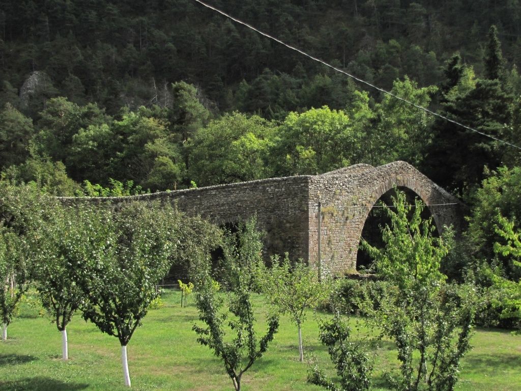 Il suffit de passer le pont, c'est tout de suite l'aventure...