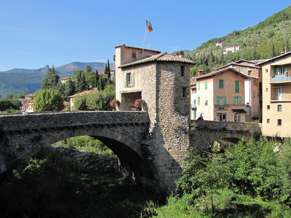 Il suffit de passer le pont, c'est tout de suite l'aventure...