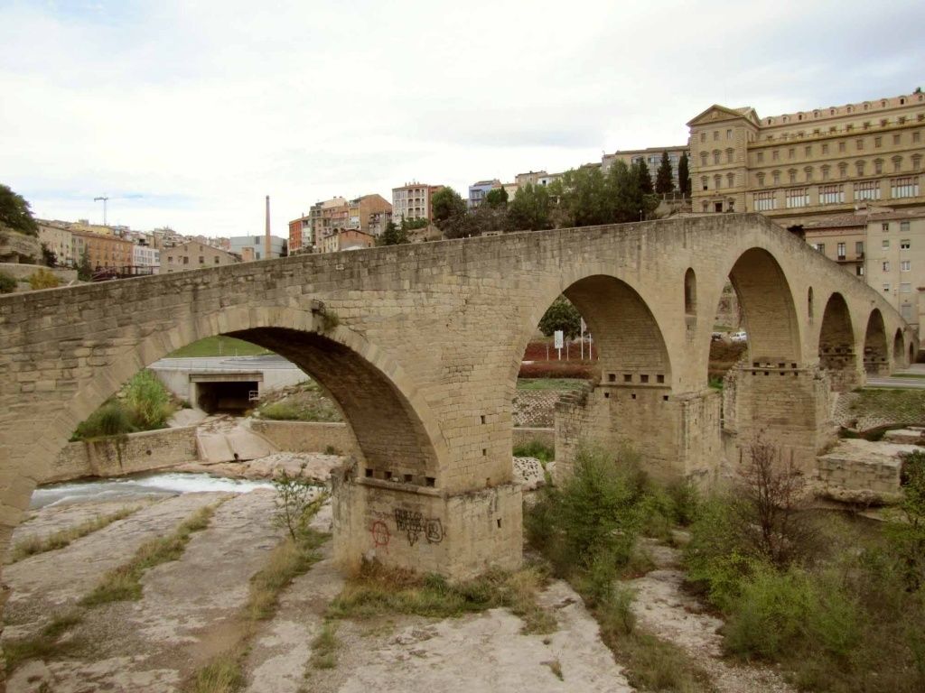 Il suffit de passer le pont, c'est tout de suite l'aventure...