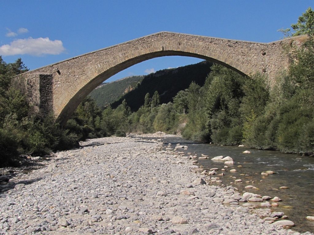 Il suffit de passer le pont, c'est tout de suite l'aventure...
