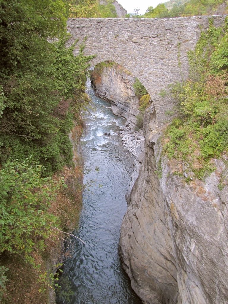Il suffit de passer le pont, c'est tout de suite l'aventure...