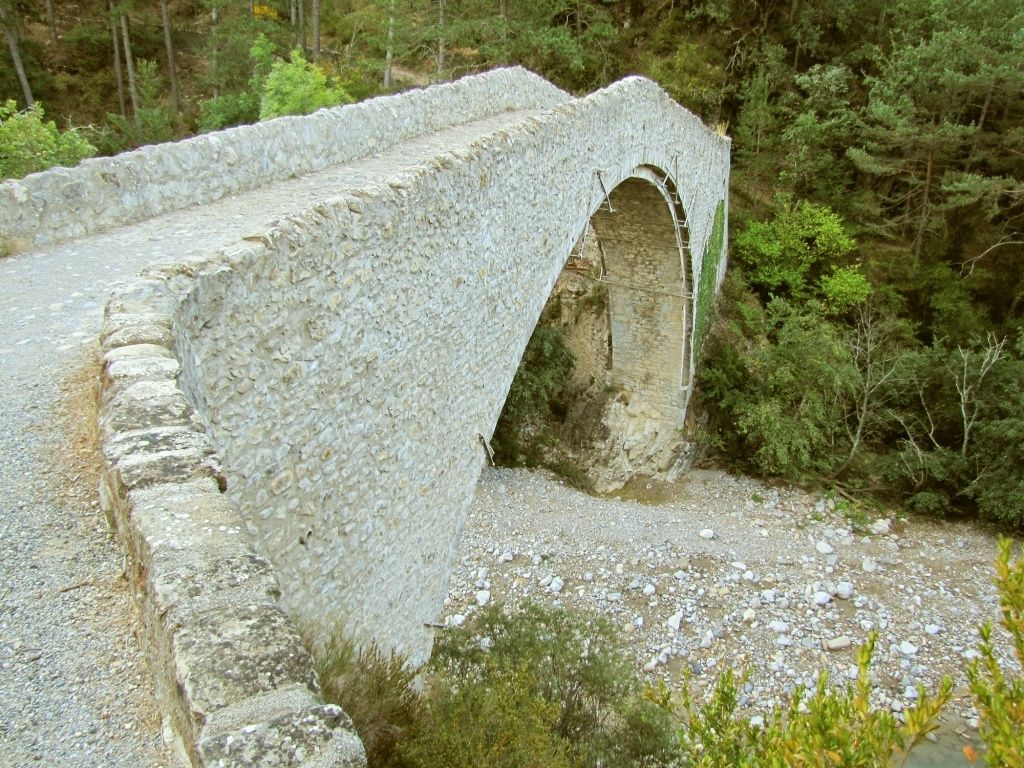 Il suffit de passer le pont, c'est tout de suite l'aventure...