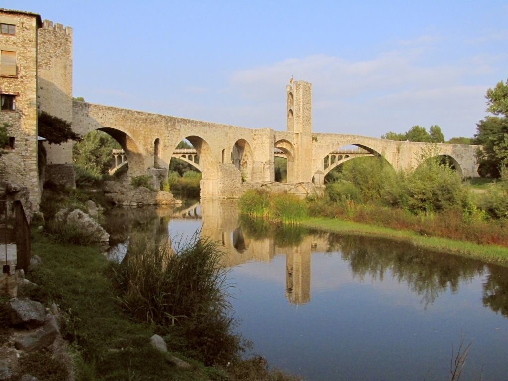 Il suffit de passer le pont, c'est tout de suite l'aventure...