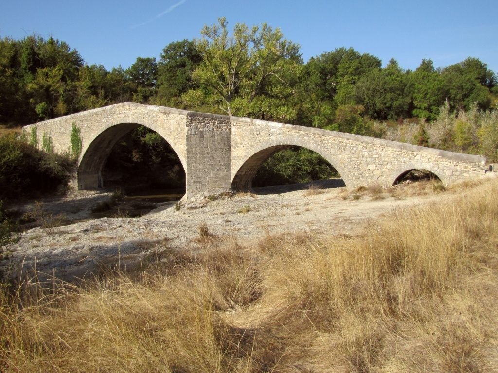 Il suffit de passer le pont, c'est tout de suite l'aventure...