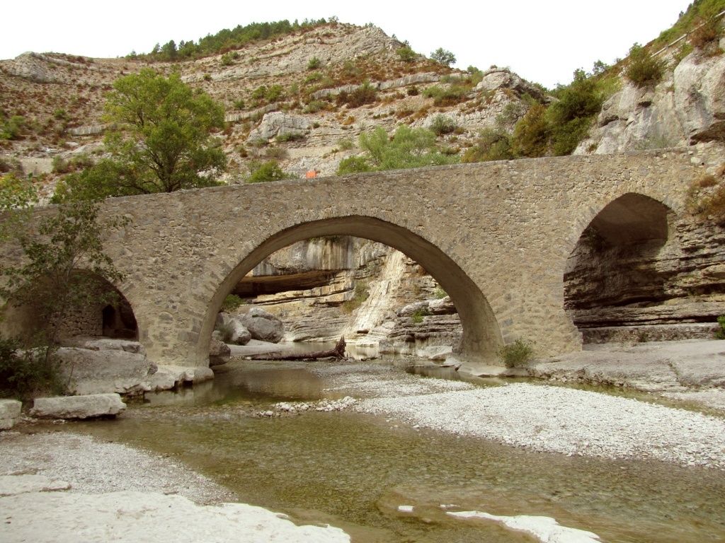 Il suffit de passer le pont, c'est tout de suite l'aventure...