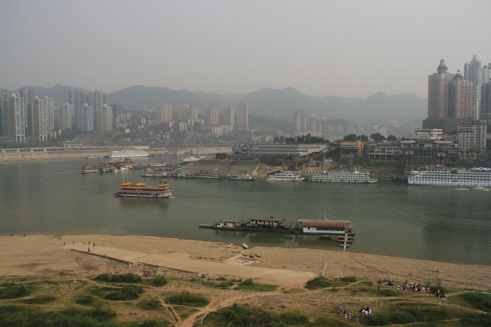 Le port de chaotianmen, au confluent du yangtze et du fleuve jaune.