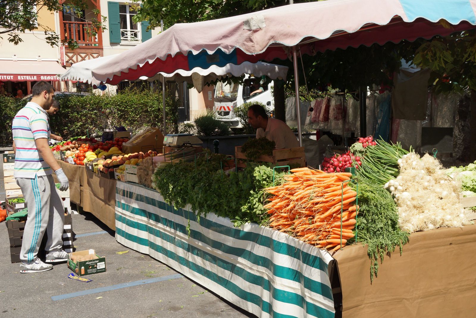 6 juin 2014 - Le débarquement du marché Saint-Exupéry à Carrières-sous-Poissy !