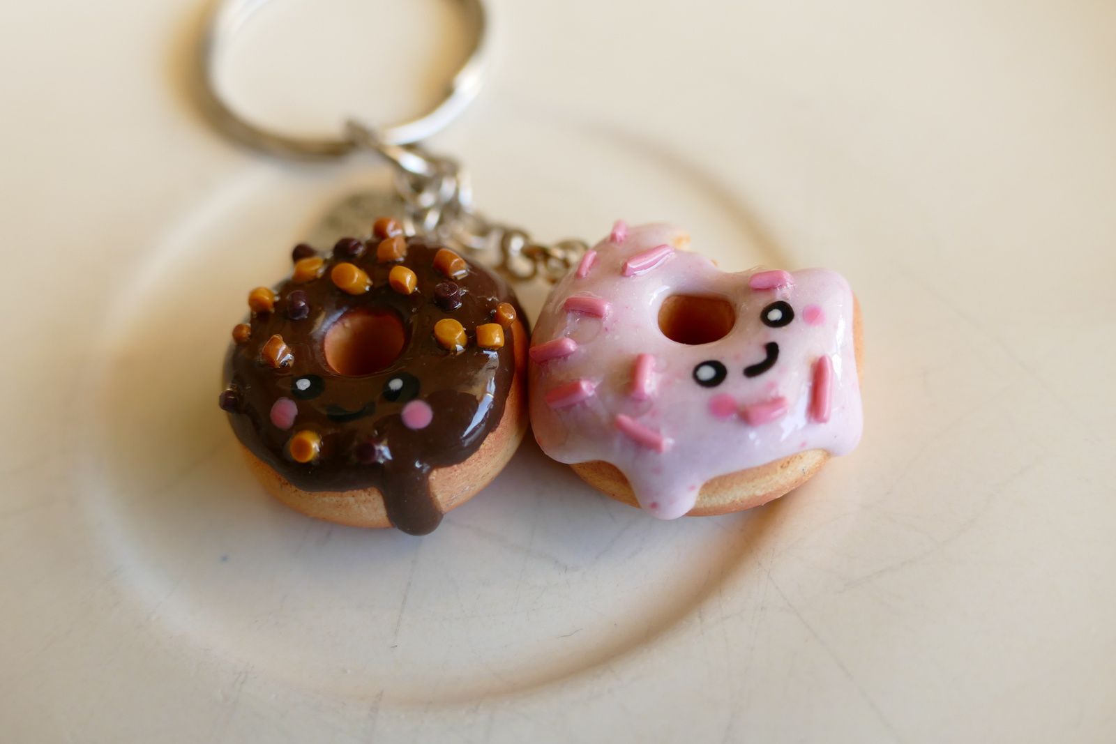 Porte-clés Donuts - Donut chocolat avec paillettes colorées Porte-clés  plastique 