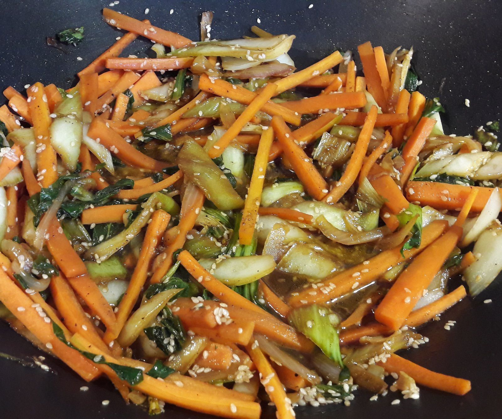 Wok de chou Pak Choi et carottes au sésame blanc - Eva dans ma cuisine