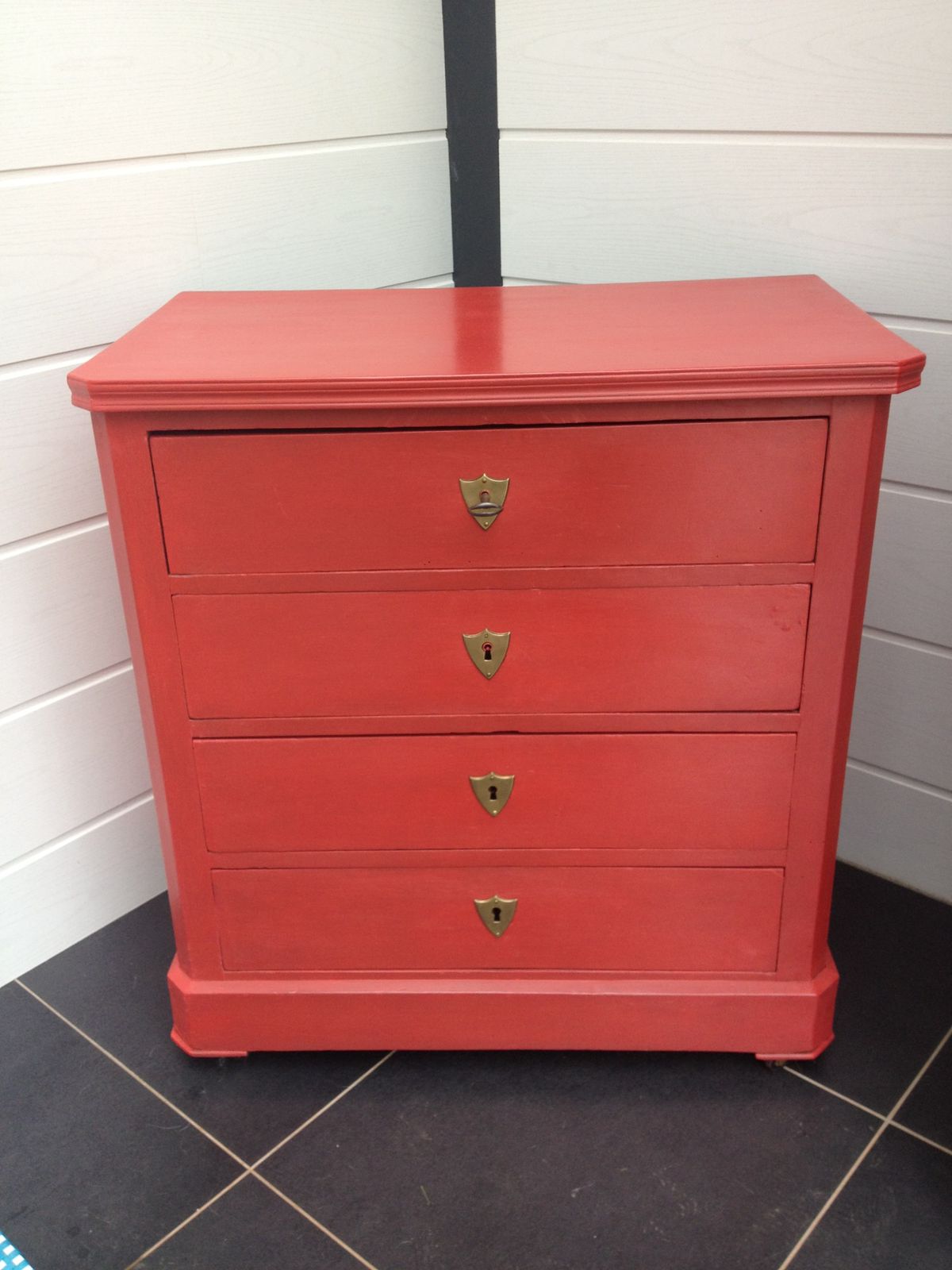 commode ancienne rouge