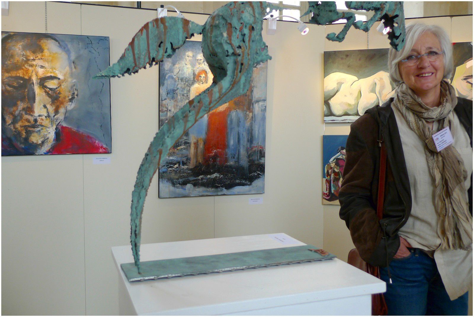 devant mes tableaux ("réflexion" et "les étrangers" et à côté d'une sculpture  de Pascal Chesneau dont je vous conseille de visiter le site)