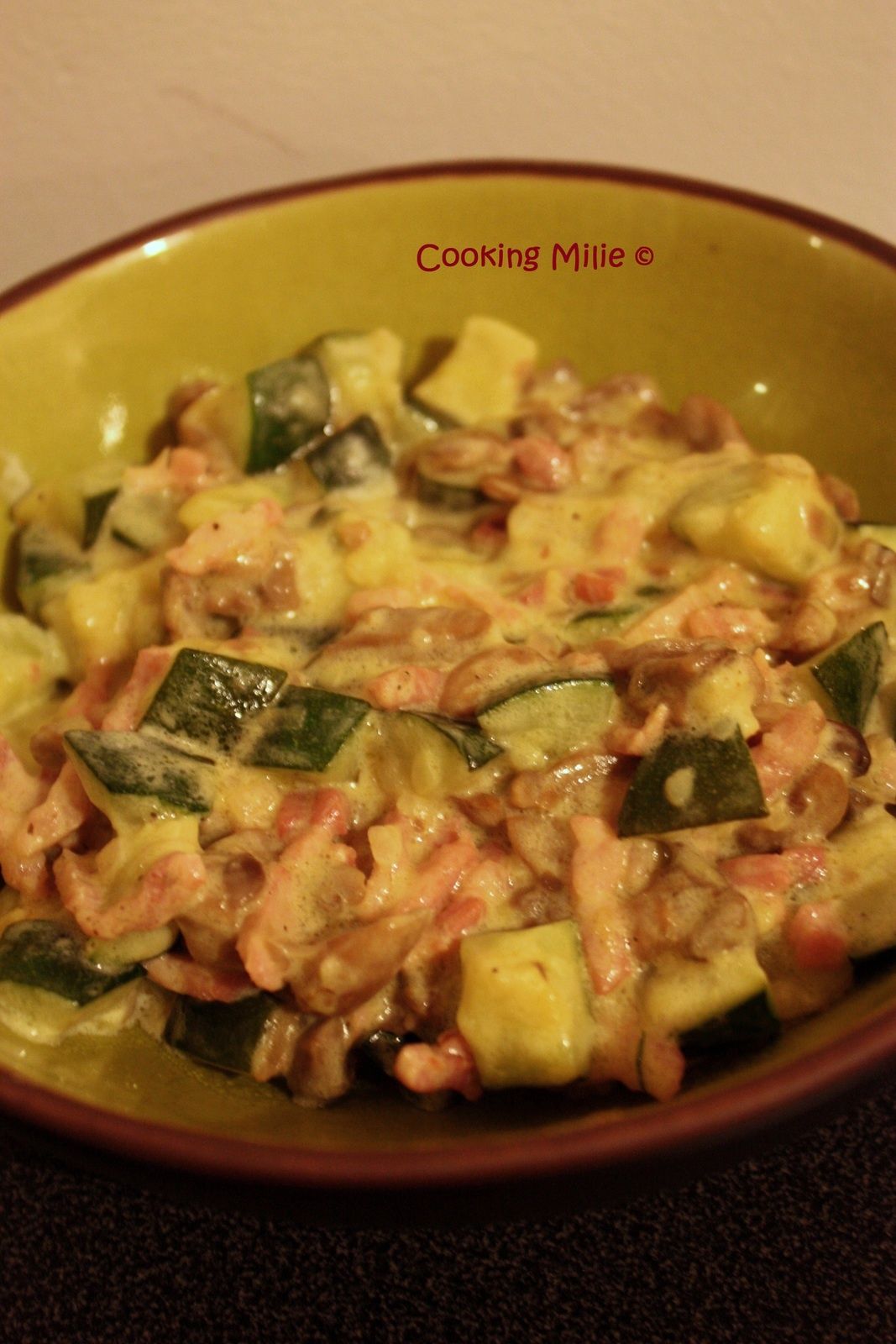 Poêlée de courgettes, champignons et lardons avec sauce moutarde miel -  Cooking Milie