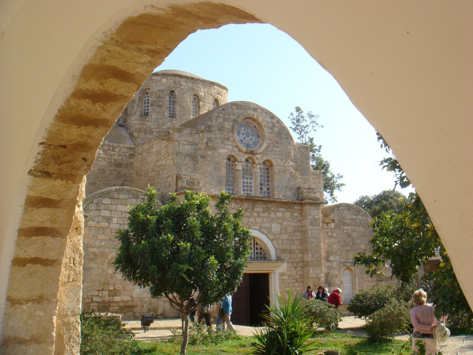 L'héritage grec est prégnant sur l'île de Chypre, comme l'atteste son patrimoine architectural ancien. Sur les deux photos ci-dessus, des anciens monastères orthodoxes situés en République Turque de Chypre du Nord (RTCN).