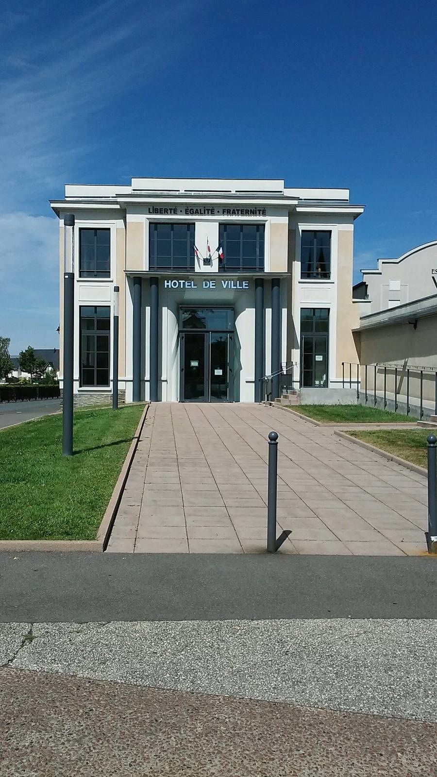 J16 - 10 août 2015 - La mairie de Seiches sur Loir