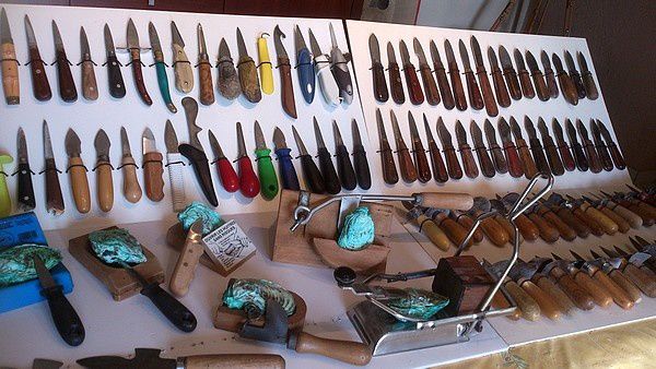 Couteaux des Gaules et d'Ailleurs :: Les Huitres et les outils pour les  ouvrir