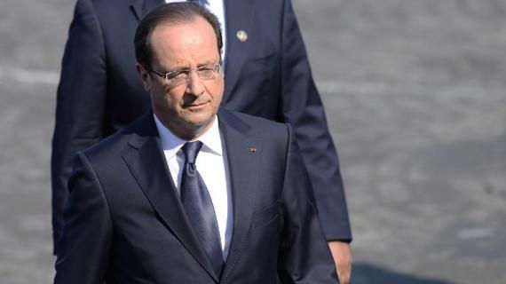François Hollande sifflé et hué