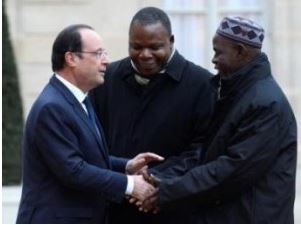 Hollande à Bangui pour afficher son soutien aux soldats français