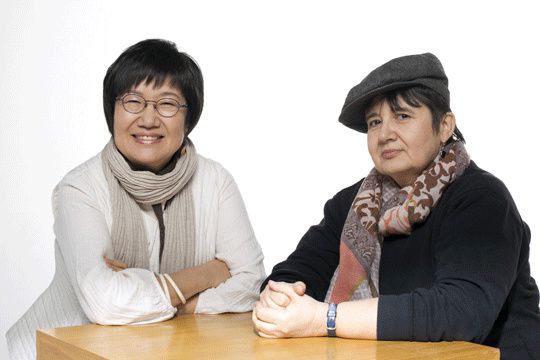 De gauche à droite : Lim Hye-kyung et Cathy Rapin (via Théâtre-Francophonies)