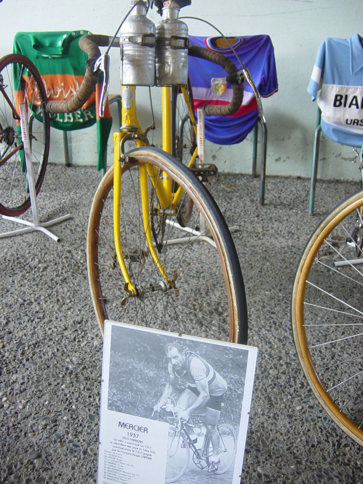 Vélo Mercier (peint aux couleurs de Journal l'Auto) 1937, réplique du vélo de Roger LAPEBIE (F), vainqueur du TDF 1937.