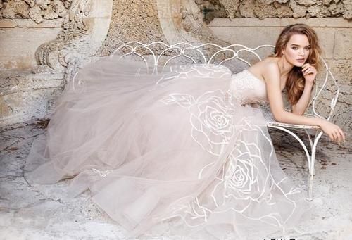 robe de mariée bustier en tulle brodé des roses