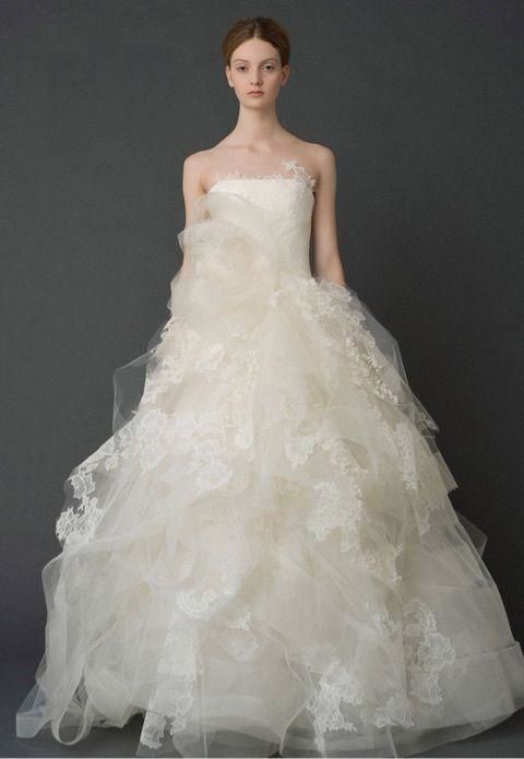 robe de mariée bustier princesse en dentelle en tulle ornée un fleur à main