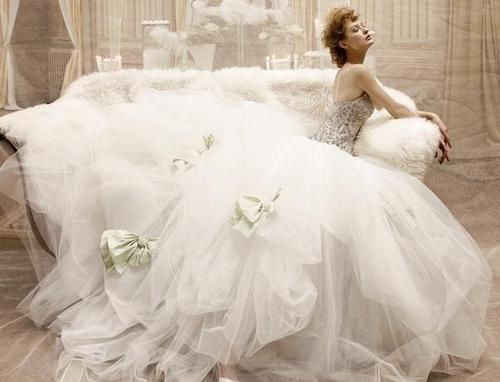 robe de mariage princesse bustier sequins ornée des nœuds papillons