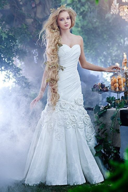 une robe de mariée bustier sirène ornée de fleurs à main