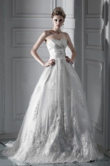 Robe de mariée dentelle princesse décolleté en cœur à traîne Chapel