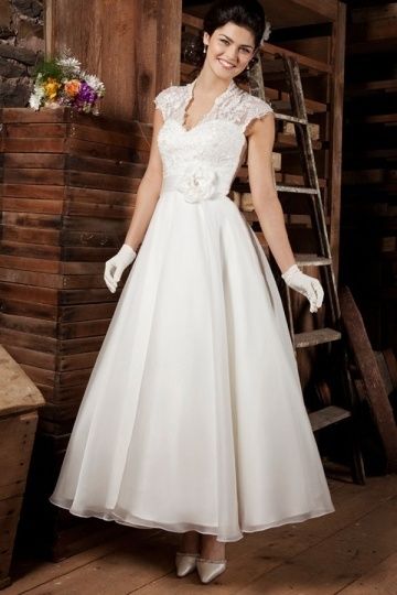 Robe de mariée en dentelle en organza ligne a décolletée en coeur avec applique longue à la cheville.