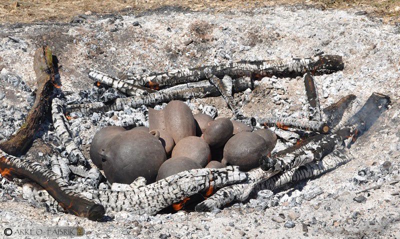 Une fois les céramiques préchaufées, le feu est relancé autour des poteries.