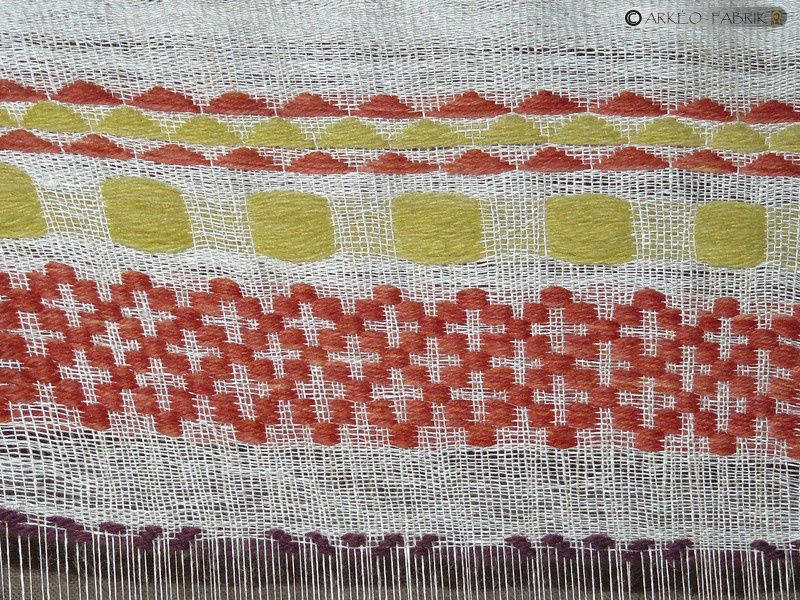 Tissu de lin et laines teintées (teintures végétales) réalisé sur un métier vertical à une barre de lice