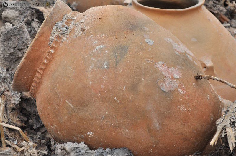 En Juillet -  Estival Archéo : cuisson de grandes jarres protohistoriques à l'Espace d'Aventures Archéologiques de Villejuif (94)